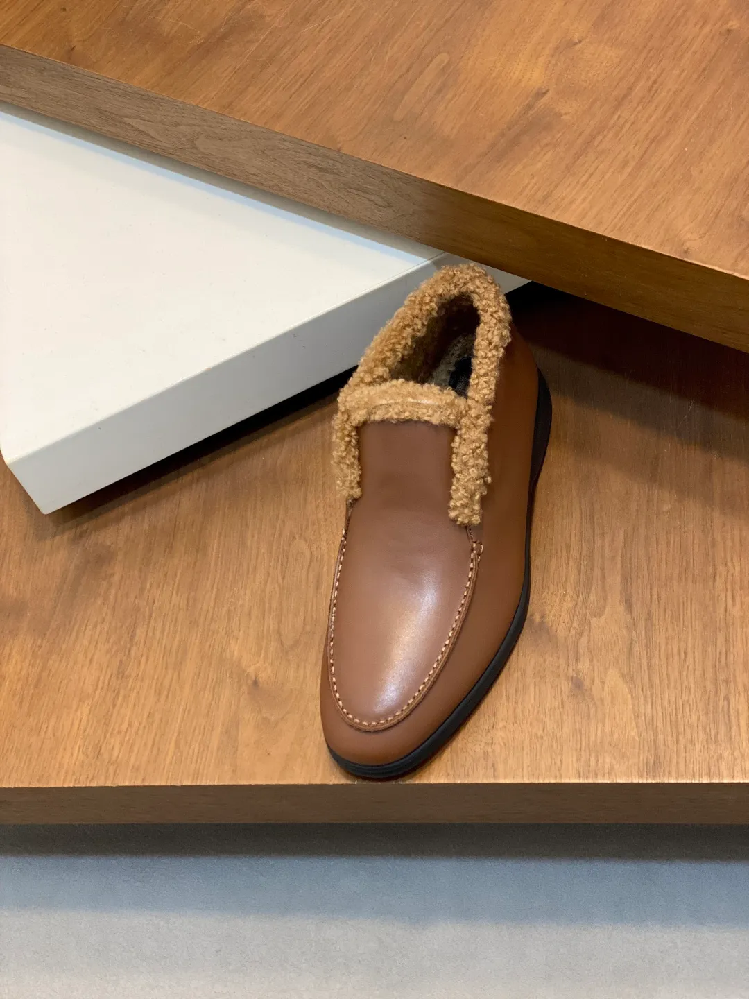 Men's Men's Shoes💰860 LoroPiana/nuoyoupiana men's new autumn and winter wool shoes, Dongguan-made raw materials are in great demand! This casual shoe is made of imported calfskin, with a full wool lining and insole for an extraordinarily comfortable and warm wearing experience. The ultra-light two-color rubber sole creates a charming modern aesthetic. There is an LP logo on the bottom. The style is simple and fashionable, and the upper foot is comfortable, warm and breathable! Comes complete with original box packaging! Size: 39-40-41-42-43-44 standard leather shoe size (45/46 can be customized but does not support returns)